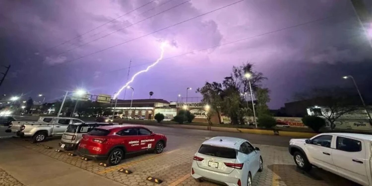 Foto: redes sociales // Un relámpago surcó el cielo de Oaxaca durante la tormenta del jueves.