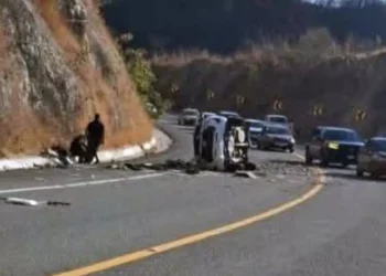 Foto: Redes Sociales // Volcadura en la supercarretera Barranca Larga-Ventanilla, este martes.