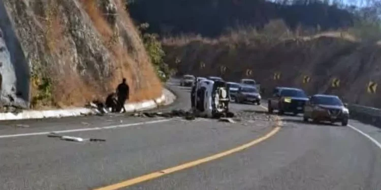 Foto: Redes Sociales // Volcadura en la supercarretera Barranca Larga-Ventanilla, este martes.