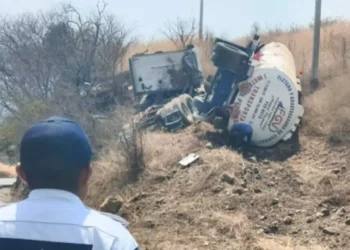 ¡ALERTA! Derrame de combustible por choque de pipa en la carretera Salina Cruz–Huatulco
