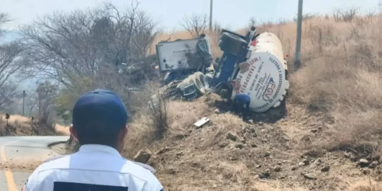 ¡ALERTA! Derrame de combustible por choque de pipa en la carretera Salina Cruz–Huatulco