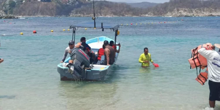 Realizan segundo rescate en playa La Entrega; advierten por condiciones de mar de fondo