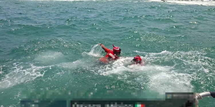 Rescata Marina a turista en Playa Magueyito, Huatulco