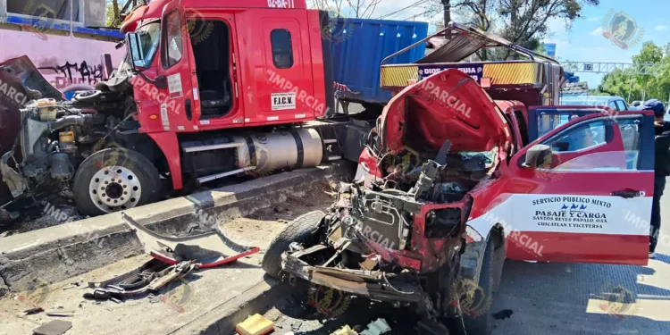 Tragedia en el Puente Guadalupe Victoria: muere menor tras accidente entre camioneta y tráiler