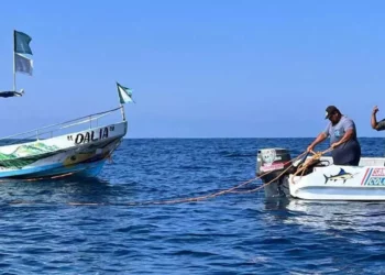 Rescatan a pescadores que quedaron a la deriva frente a Puerto Escondido