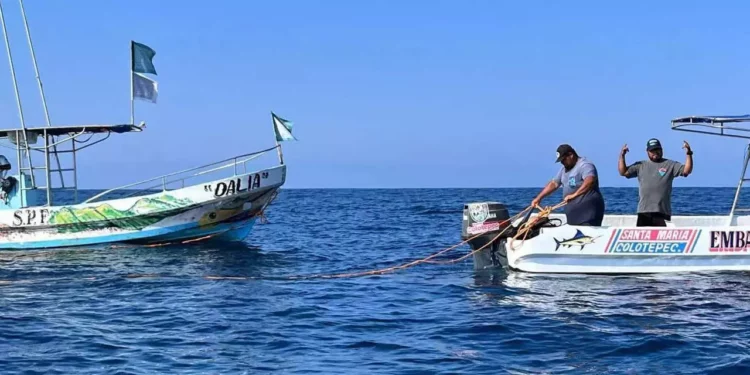 Rescatan a pescadores que quedaron a la deriva frente a Puerto Escondido