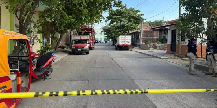Atacan a balazos a joven frente al Hospital Macedonio Benítez en Juchitán