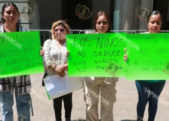 Foto: Adrián Gaytán // Madres de familia de esta población protestaron frente al Palacio de Gobierno, para denunciar la falta de respuesta.