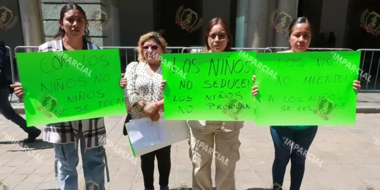 Foto: Adrián Gaytán // Madres de familia de esta población protestaron frente al Palacio de Gobierno, para denunciar la falta de respuesta.
