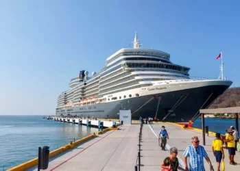 Arriba crucero Queen Elizabeth a Huatulco con más de 2 mil 800 visitantes