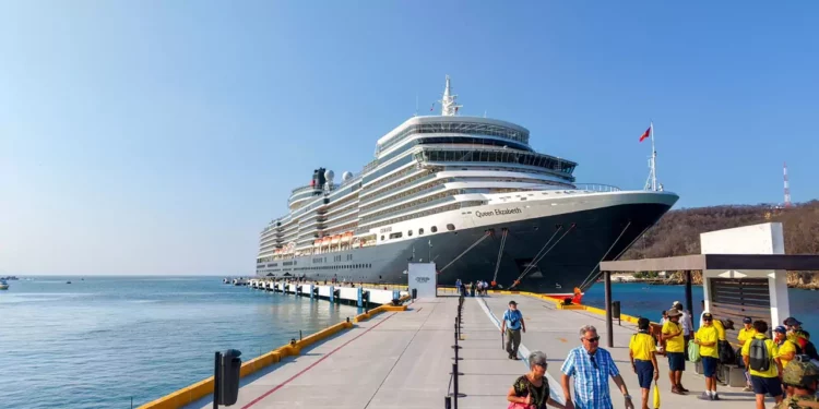 Arriba crucero Queen Elizabeth a Huatulco con más de 2 mil 800 visitantes