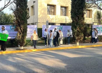 Protestan jubilados de CFE por recorte a pensiones