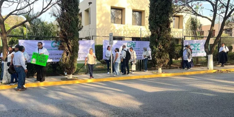 Protestan jubilados de CFE por recorte a pensiones