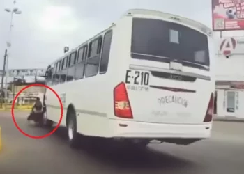 VIDEO | Motociclista “se salva de milagro” tras imprudente rebase a urbano en Tuxtepec