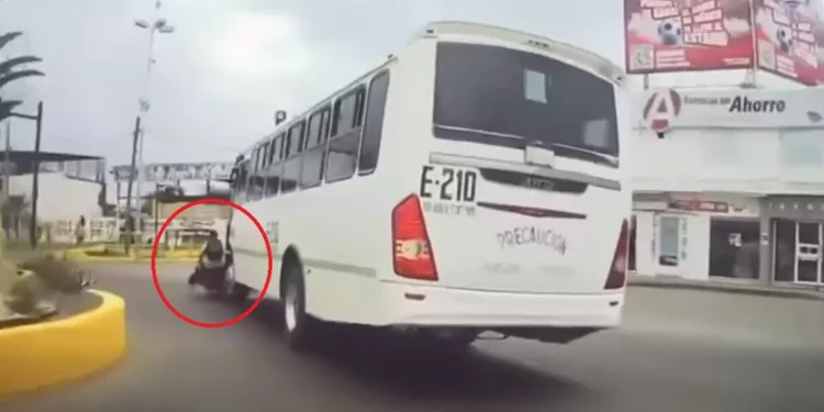 VIDEO | Motociclista “se salva de milagro” tras imprudente rebase a urbano en Tuxtepec