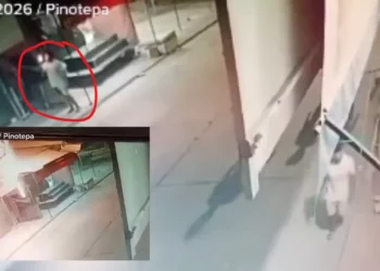 VIDEO | Jóvenes provocan fuego en negocio de Pinotepa Nacional y desatan indignación en redes