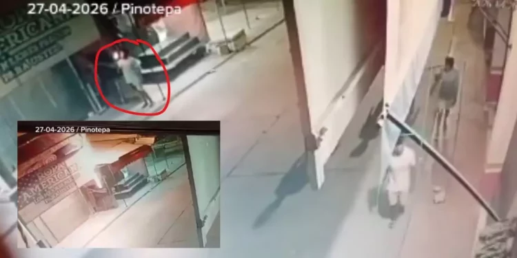 VIDEO | Jóvenes provocan fuego en negocio de Pinotepa Nacional y desatan indignación en redes