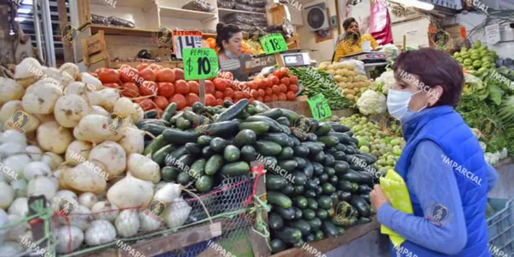 Foto: Archivo El Imparcial // Desde hace algunas semanas el tomate rojo está por arriba de los 60 pesos en las verdulerías de colonias o barrios de los Valles Centrales.