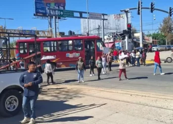 ¡Caos en la 190! Padres bloquean carretera y acusan traición a acuerdos escolares