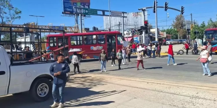 ¡Caos en la 190! Padres bloquean carretera y acusan traición a acuerdos escolares
