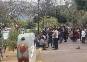 Choferes del Sur protestan en El Llano; temen despidos por retiro de unidades en mal estado