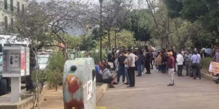 Choferes del Sur protestan en El Llano; temen despidos por retiro de unidades en mal estado