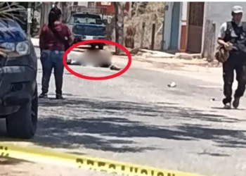 VIDEO | Balacera frente a hospital en Puerto Escondido deja dos muertos y expone violencia a plena luz del día