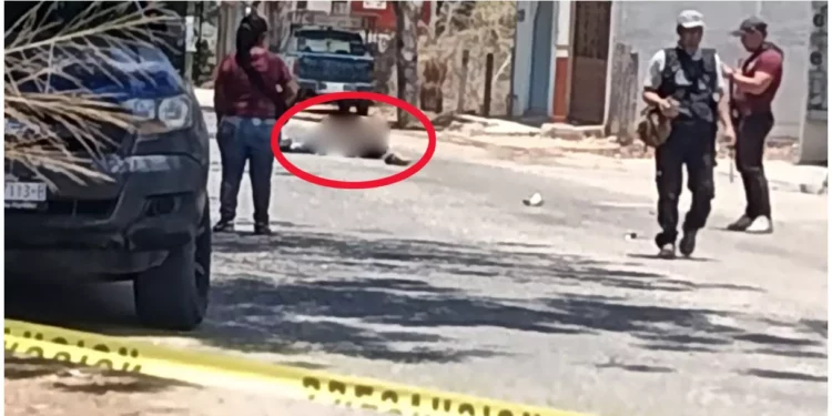 VIDEO | Balacera frente a hospital en Puerto Escondido deja dos muertos y expone violencia a plena luz del día