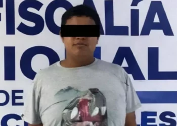 Cae presunto narcomenudista que usaba insignias falsas de la Fiscalía en el Istmo
