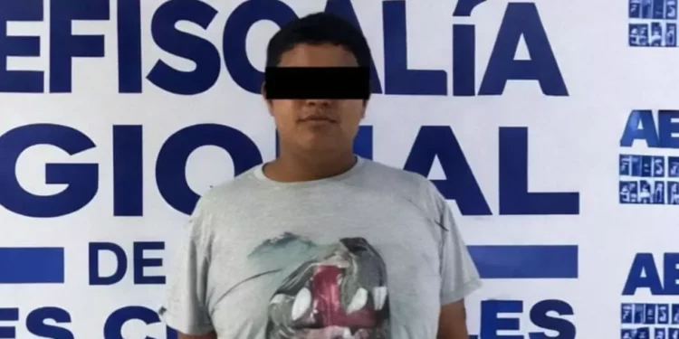 Cae presunto narcomenudista que usaba insignias falsas de la Fiscalía en el Istmo