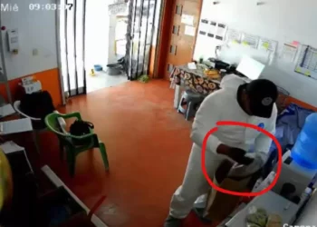 VIDEO | Peritos saquean en plena diligencia y “les cae la voladora” tras ser exhibidos en video