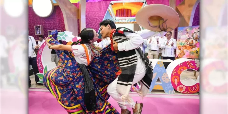 Jarabe mixteco brilla en Acapulco