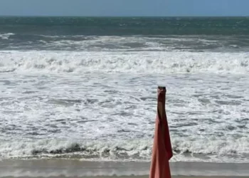 Mar de fondo irrumpe en playas de Oaxaca en plena Semana Santa