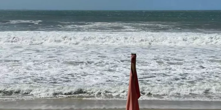 Mar de fondo irrumpe en playas de Oaxaca en plena Semana Santa