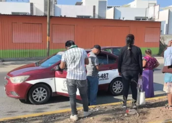 Muere taxista al volante en plena avenida Ferrocarril