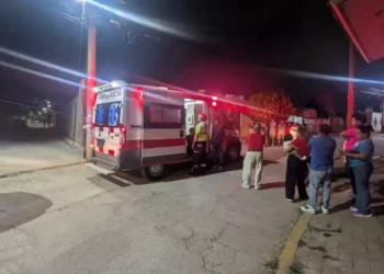 Paramédicos de Protección Civil de San Sebastián Tutla estabilizaron al joven Joshua tras el fuerte derrape en Camino Nacional.
