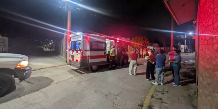 Paramédicos de Protección Civil de San Sebastián Tutla estabilizaron al joven Joshua tras el fuerte derrape en Camino Nacional.