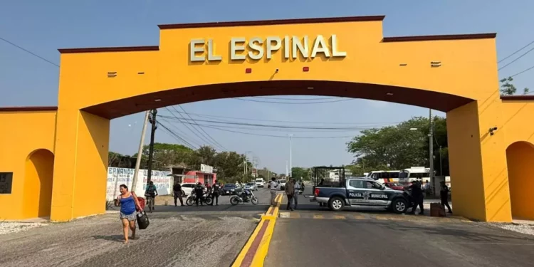 Protestan policías municipales en El Espinal por adeudos salariales