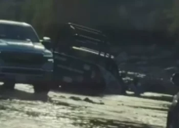 VIDEO | Patrulla queda atascada en río al intentar “atajo” por evadir bloqueo en supercarretera al Istmo