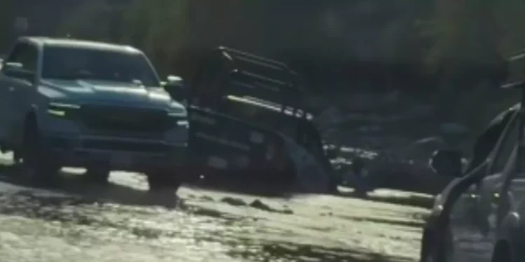 VIDEO | Patrulla queda atascada en río al intentar “atajo” por evadir bloqueo en supercarretera al Istmo