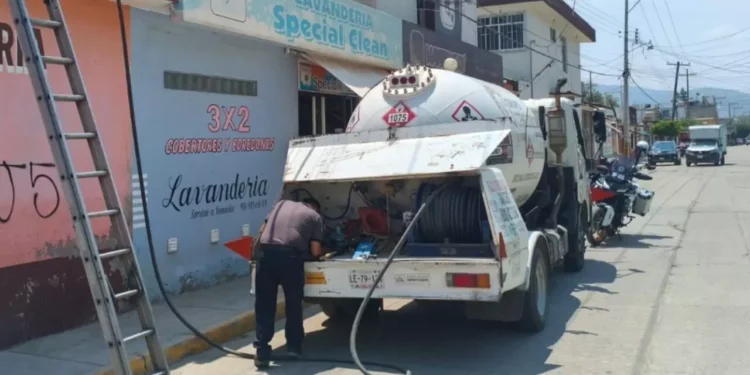 Aseguran pipa de gas LP sin documentos en Xoxocotlán; detienen unidad por posible transporte ilegal
