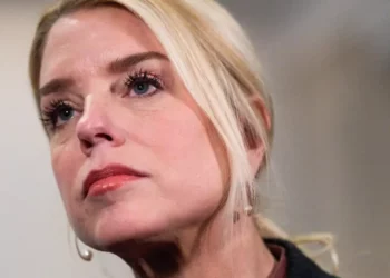 Trump destituye a Pam Bondi en medio de tensiones políticas y presión por resultados judiciales