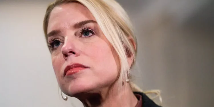 Trump destituye a Pam Bondi en medio de tensiones políticas y presión por resultados judiciales