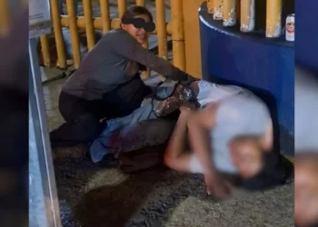 VIDEO | Entre fiesta y saqueo: Video exhibe robo a joven ebrio en Ciudad Universitaria