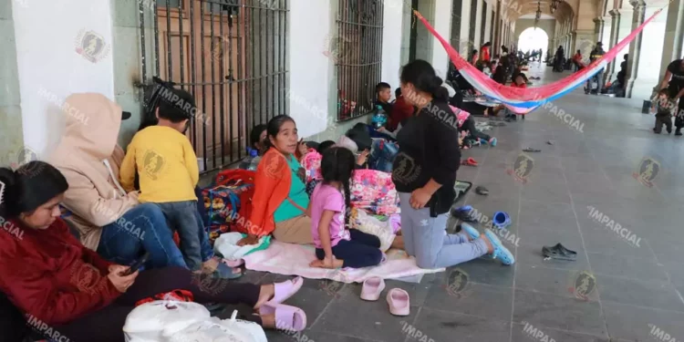 Foto: Adrián Gaytán // Los habitantes del municipio de San Juan Mazatlán, Mixes, instalaron una protesta en inmediaciones del Palacio de Gobierno.