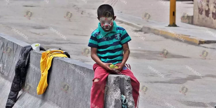 Foto: Archivo El Imparcial // Un pequeño payasito en el crucero del Monumento a la Madre.