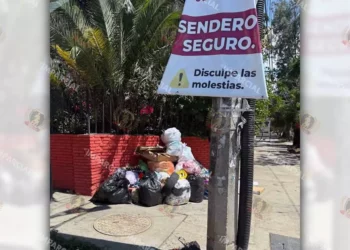Foto: Lisbeth Mejía // Un “sendero seguro” convertido en basurero.