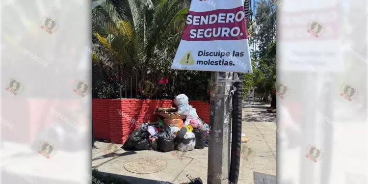 Foto: Lisbeth Mejía // Un “sendero seguro” convertido en basurero.