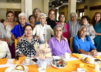 Fotos: Rubén Morales // Su familia y amigas llenaron a Isela Acosta de apapachos y le expresó sus mejores deseos en esta fecha tan especial.