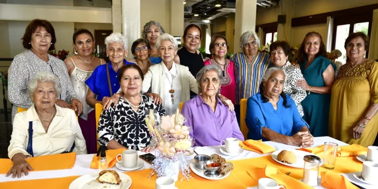 Fotos: Rubén Morales // Su familia y amigas llenaron a Isela Acosta de apapachos y le expresó sus mejores deseos en esta fecha tan especial.